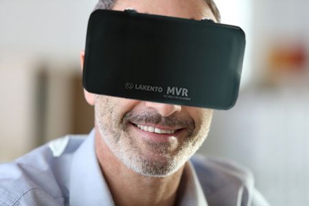Padre con gafas de realidad virtual